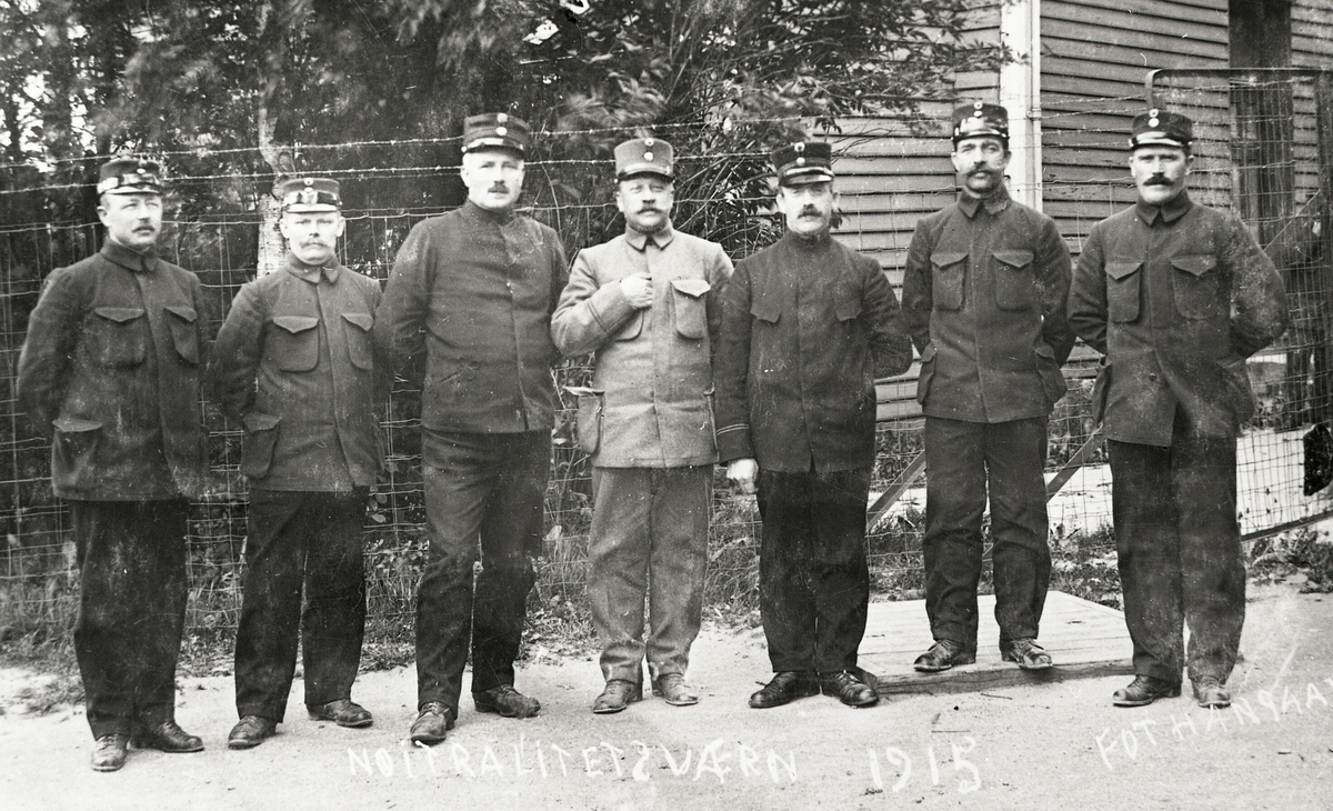 Soldater på nøytralitetsvakt i 1915.  Halvor H. Sagen nr. 3 frå høgre