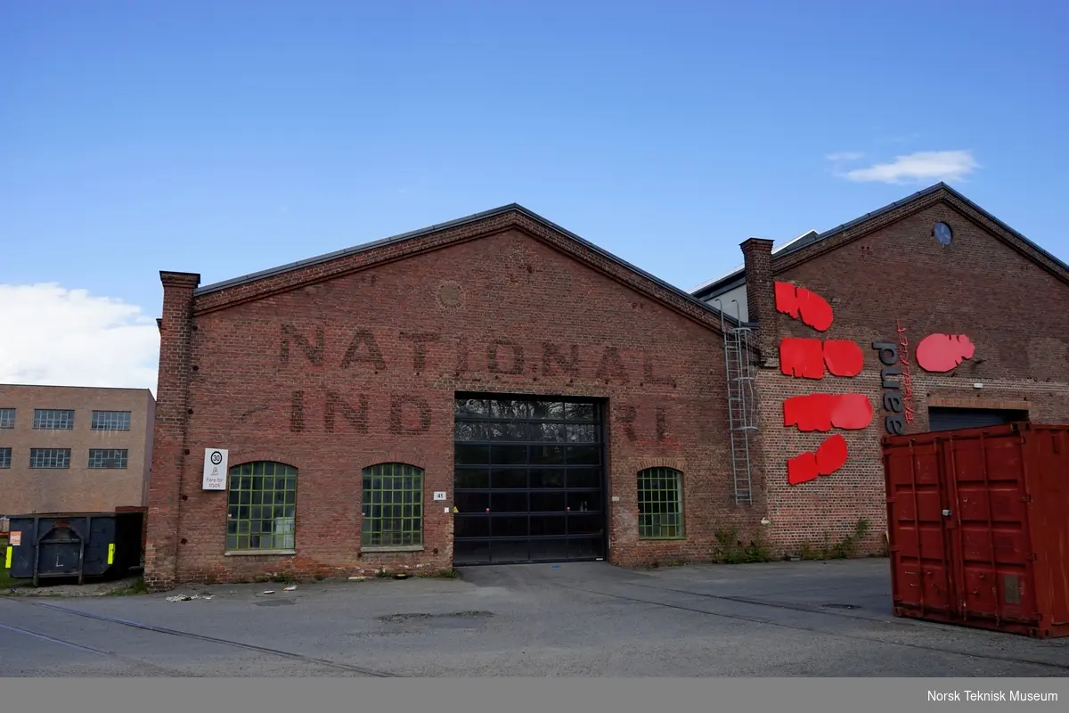 Bygg 41 og 42 påmalt National Industri. Opprinnelig verkstedbygg, senere plateverksted og fra 2015 til 2019 produksjonslokaler og kontor for Haandbryggeriet.