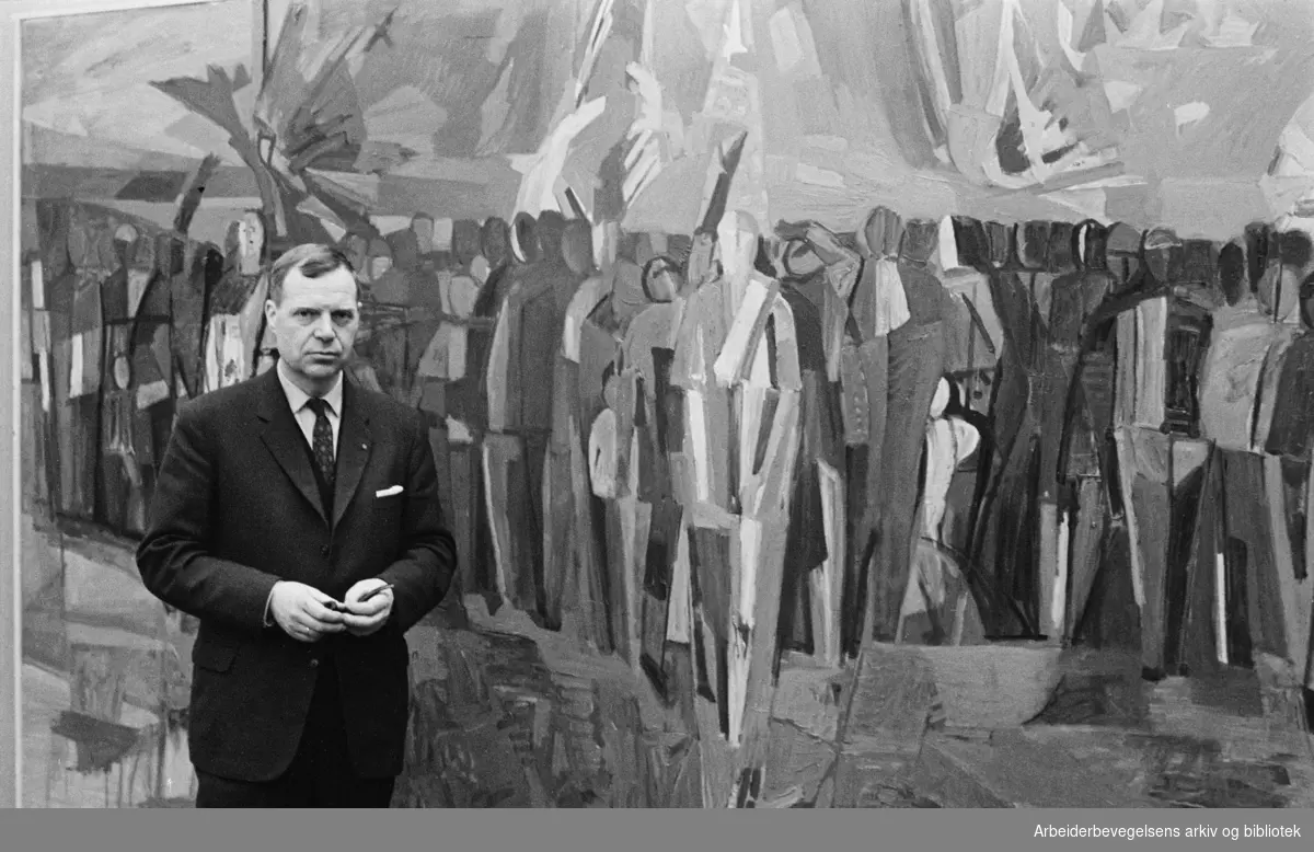Håkon Stenstadvold foran sitt maleri " De folkevalgte og ideene". I Kunstnernes hus 1963.