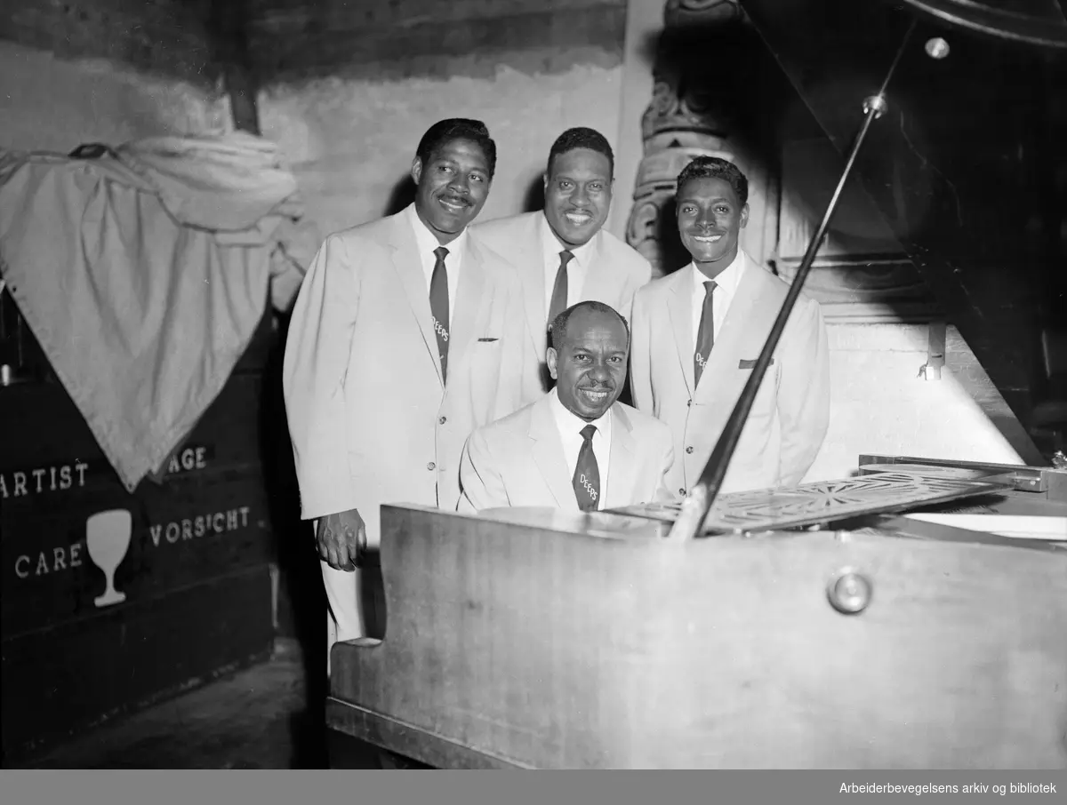 The Deep River Boys. Sittende ved pianoet: Ray Durant. Bak fra venstre: Jim Lundy, Harry Douglass og Al Bishop. Oslo 1956 - 1958.