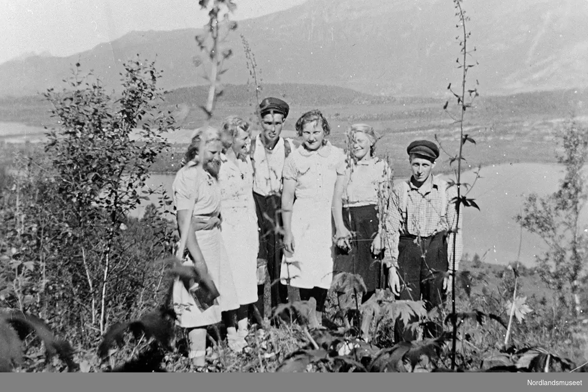 6 ungdommer på tur til Halsavatnet. Stedet er Røyrstølia ovenfor Grønåsvatnet, f.v. Olga Angell (f. Jonassen), Martha Enga (f. Grønås), Sverre Grønås, Mabel Angell (f. Grønås), Åse Engamo (f. Jonassen) og Karles Hugvik.