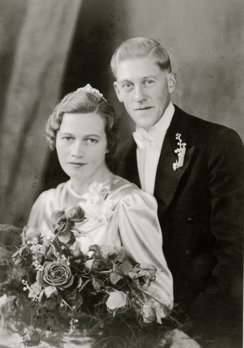 Bröllop i Kållered 1936-11-29 mellan Astrid Gustavsson (1907 - 1994), Nygård i Kållered och Stig Jägerström (1903 - 1977), Råda i Mölnlycke.