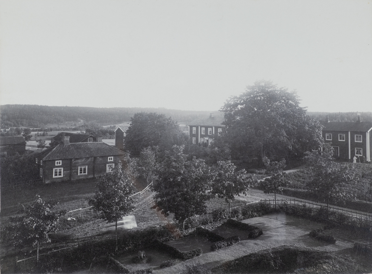 Järnboås, i förgrunden kyrkogården. Huset till vänster på bilden "Krogen". 
Fotot taget på 1890-talet.