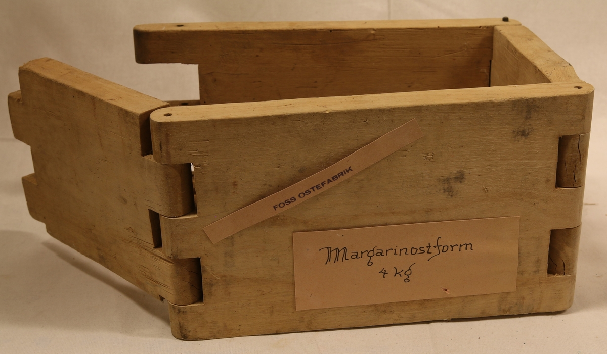 Margarinostform av tre
Fra Foss ostefabrikk, rommer 4 kg.