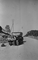 På tur ved Fikse i Ølen, ca. 1940. Bilen er ein Chevrolet 19