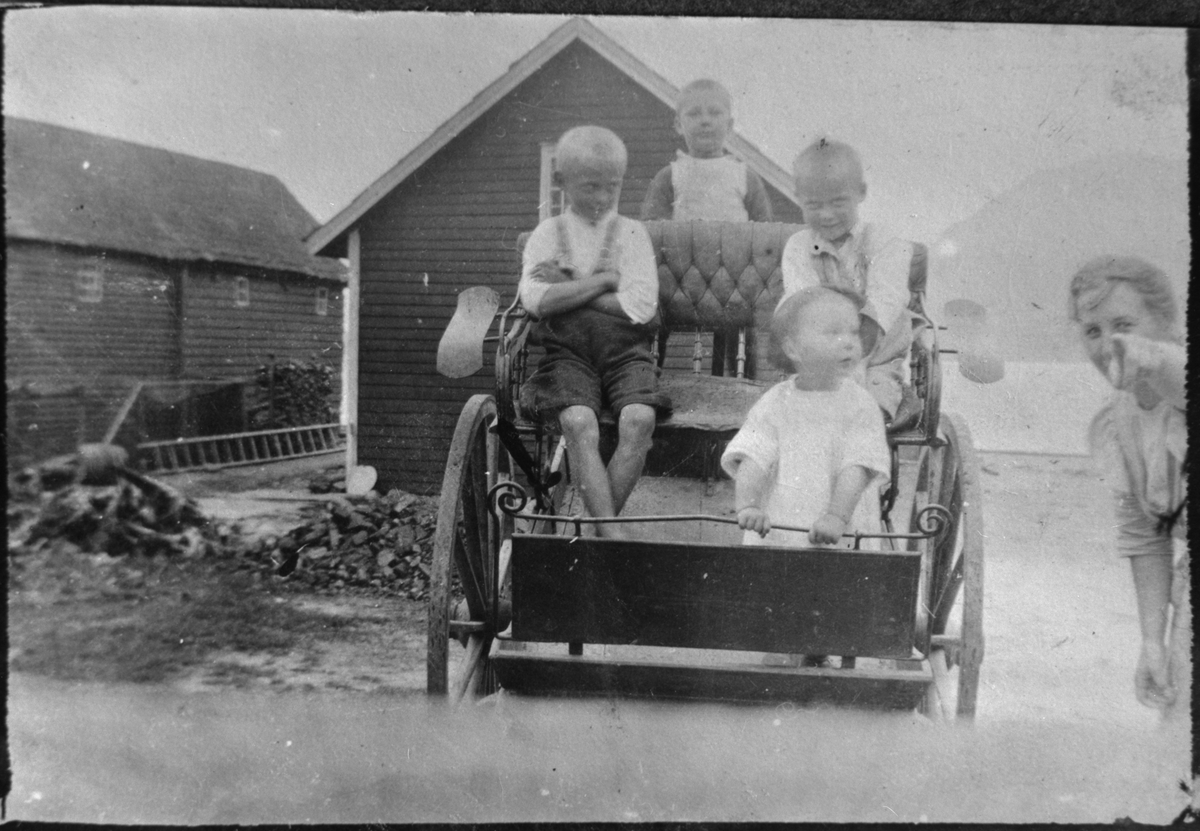Born i stolkjerre på Ølen kai, 1915. Frå venstre: Erling Ekrheim, ukjend, Simon Ekrheim, Ole Jacob Grimsland og fru Grimsland (heilt til høgre i biletet).