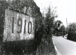 Årstall 1910 hogd i fjellvegg på riksveg 41 ved Gauslå i Bir