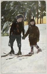 Postkort med bilde av to gutter på ski.