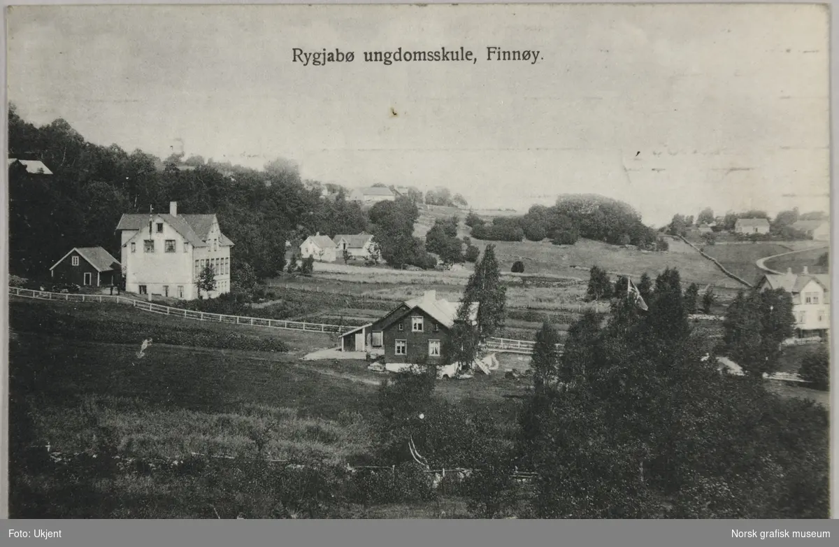 Postkort med bilde fra Finnøy. Det store hvite huset til venstre er Rygjabø ungdomsskole.