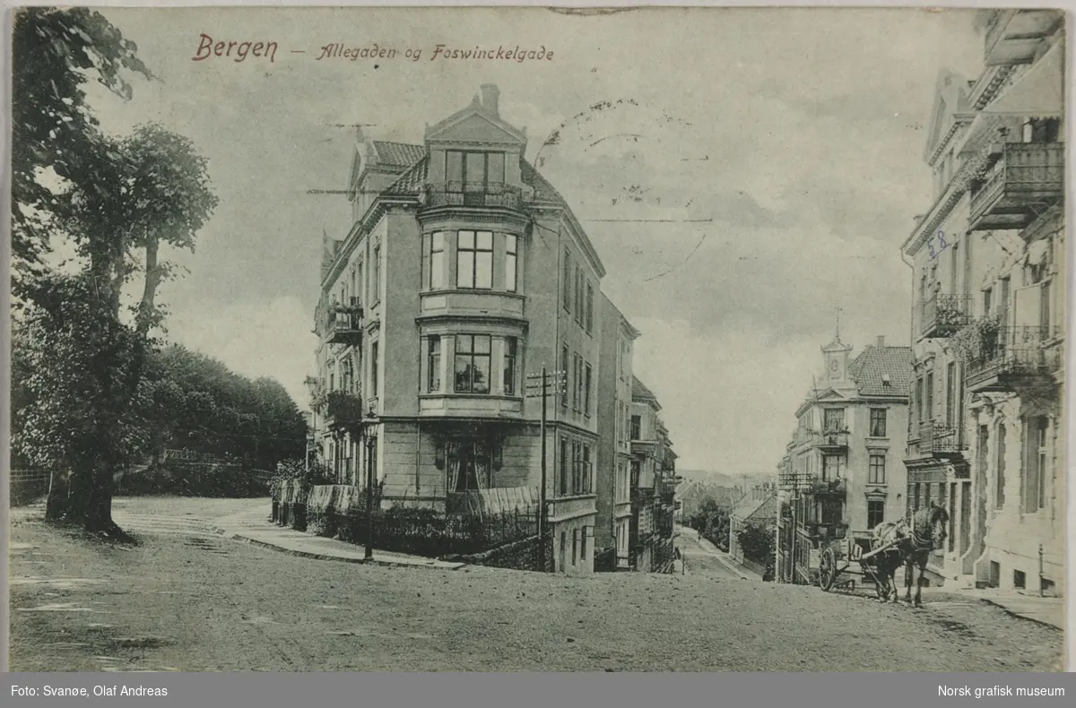 Postkort med bilde av en bygård i Bergen med Allégaten og Fosswinckelgaten på hver sin side.