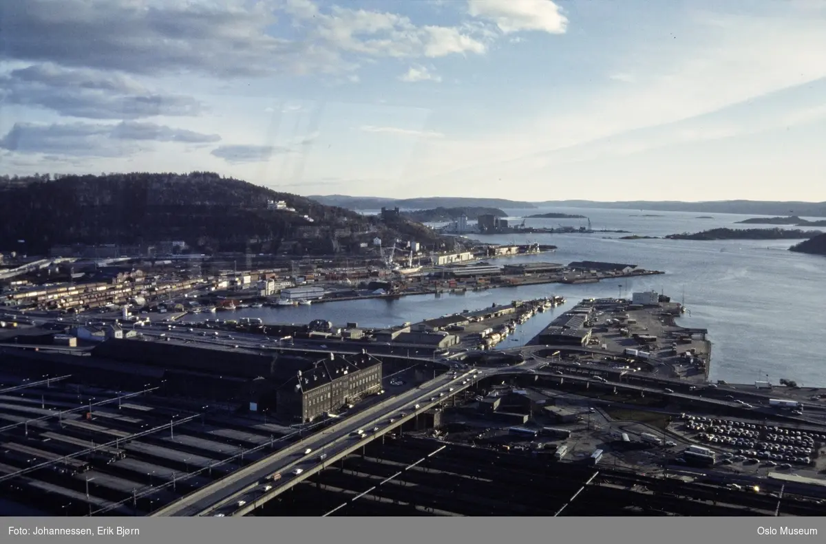 utsikt, Oslo Sentralstasjons sporområder, NSB godsekspedisjon, parkeringsplass, biler, elv, utløp, havn, fjord, øyer