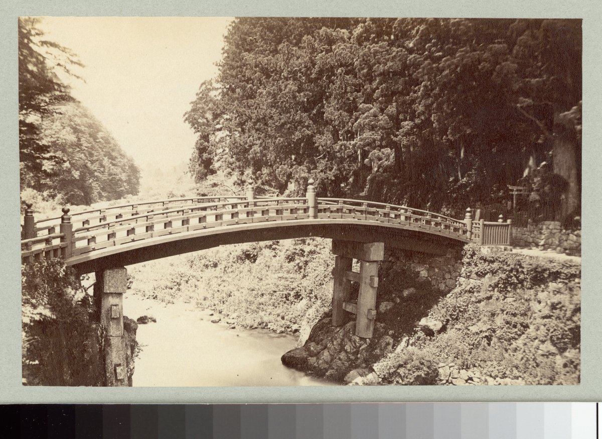 Bilden visar Shinkyō bron över floden Daiya som leder shintohelgedomar i staden Nikko.