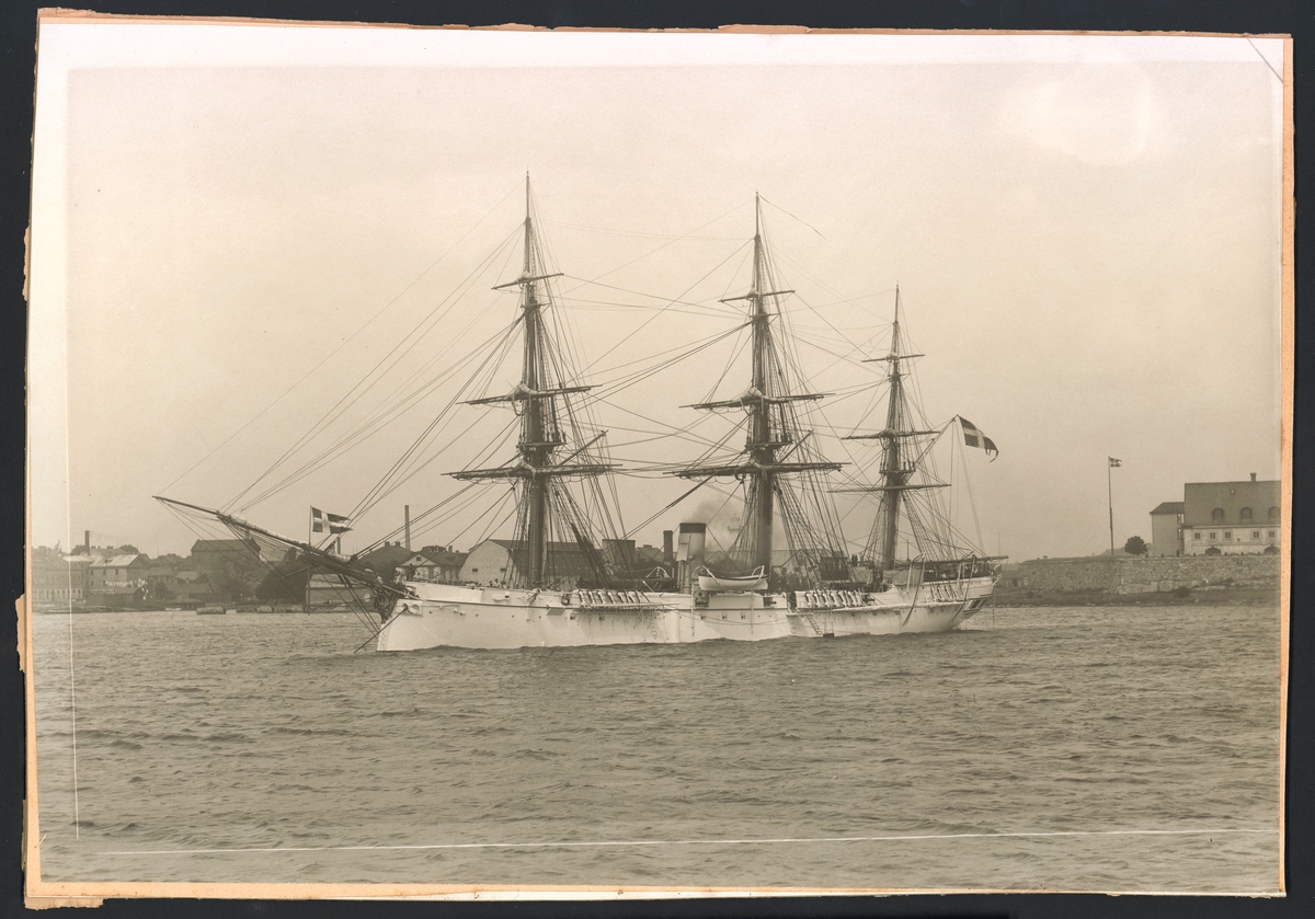 Bilden visar korvetten Saga till ankars på Karlskrona redd före unionsupplösningen. Fartygets flagga är retuscherad till svensk flagga.