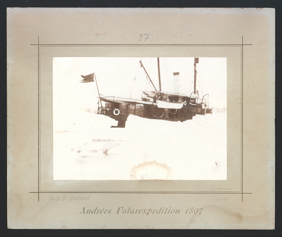 Bilden visar kanonbåten SVENSKSUND i polarisen vid Spetsbergen maj månad 1897.