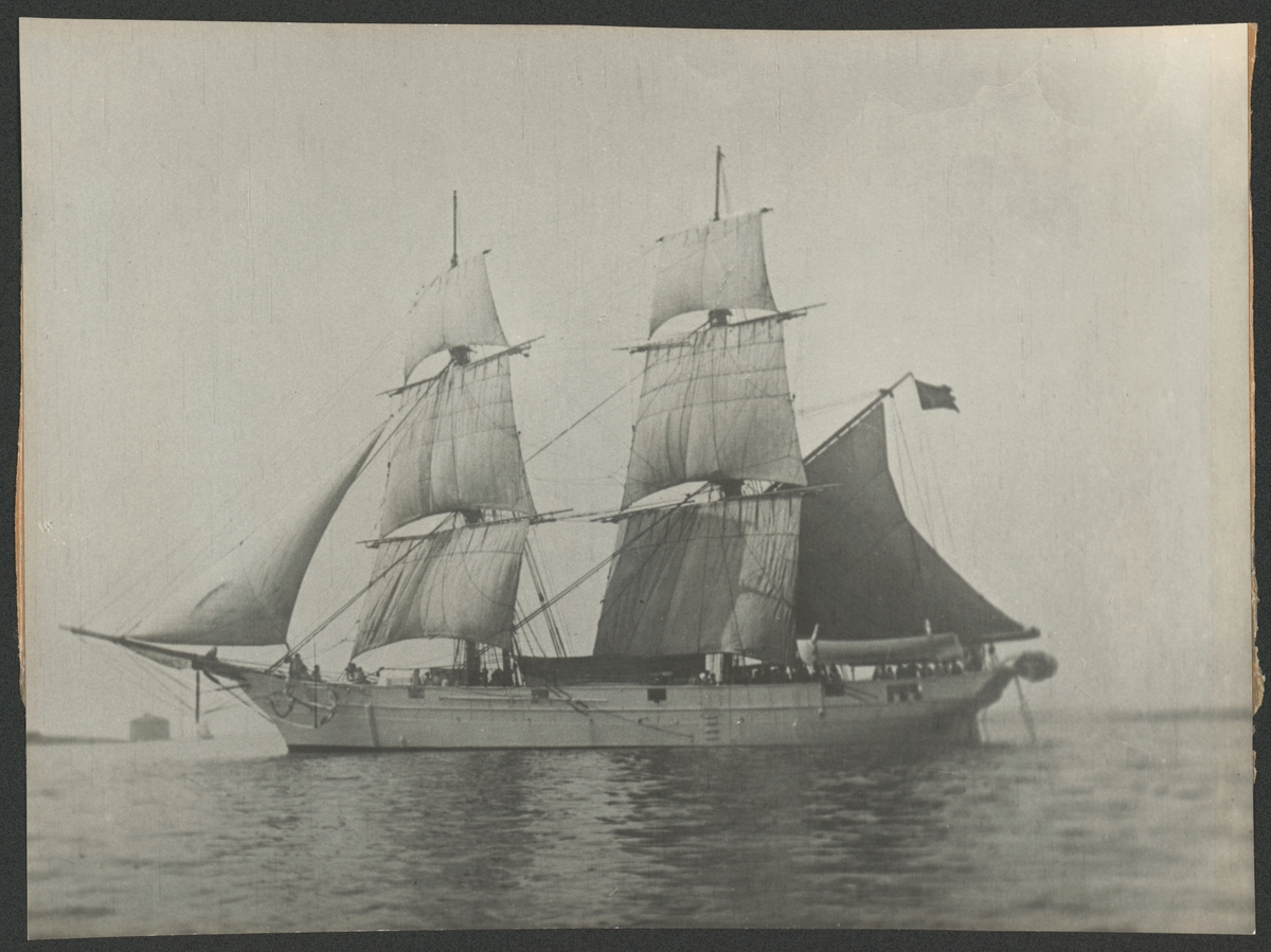 Bilden visar skeppsgossebriggen Gladan till sjöss.