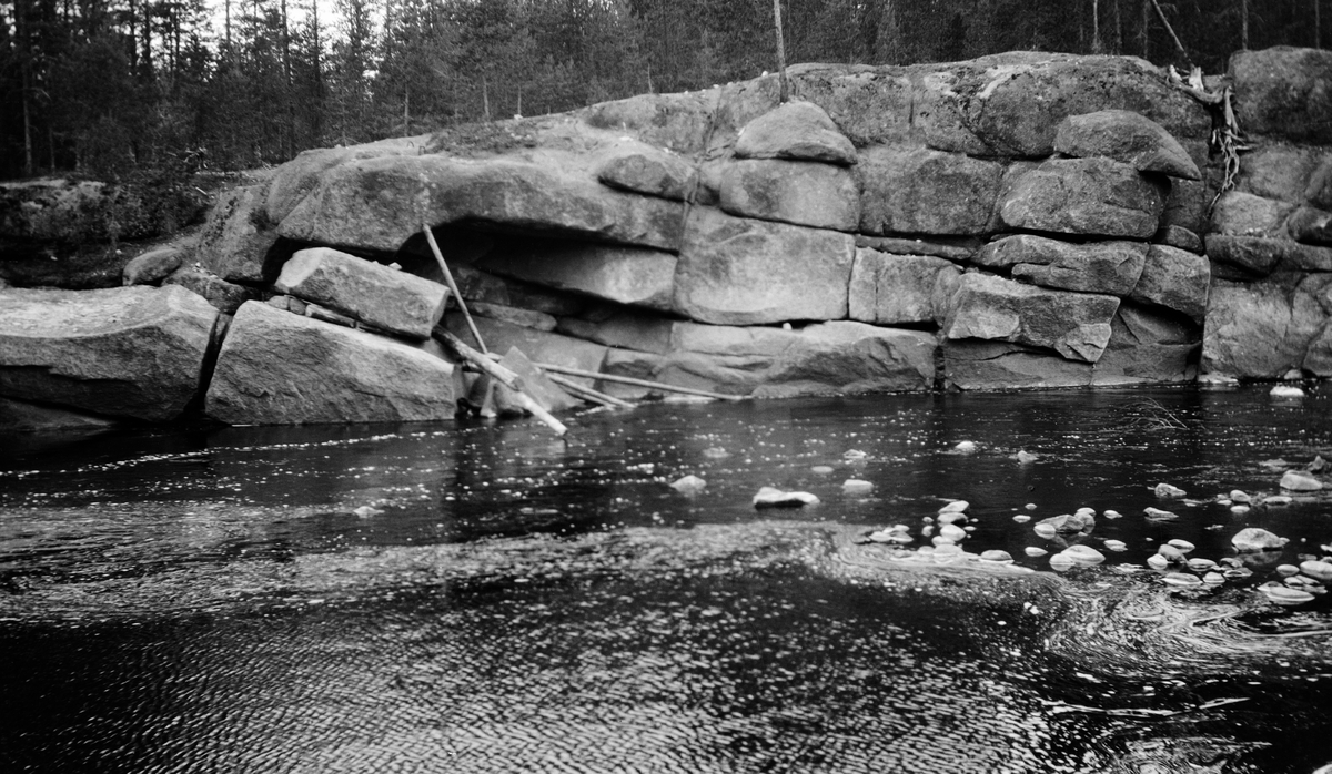 Bergformasjon ved elva Flisa i Åsnes kommune i Solør. Fotografiet skal være tatt nedenfor Øvre Flisfallet i 1928..