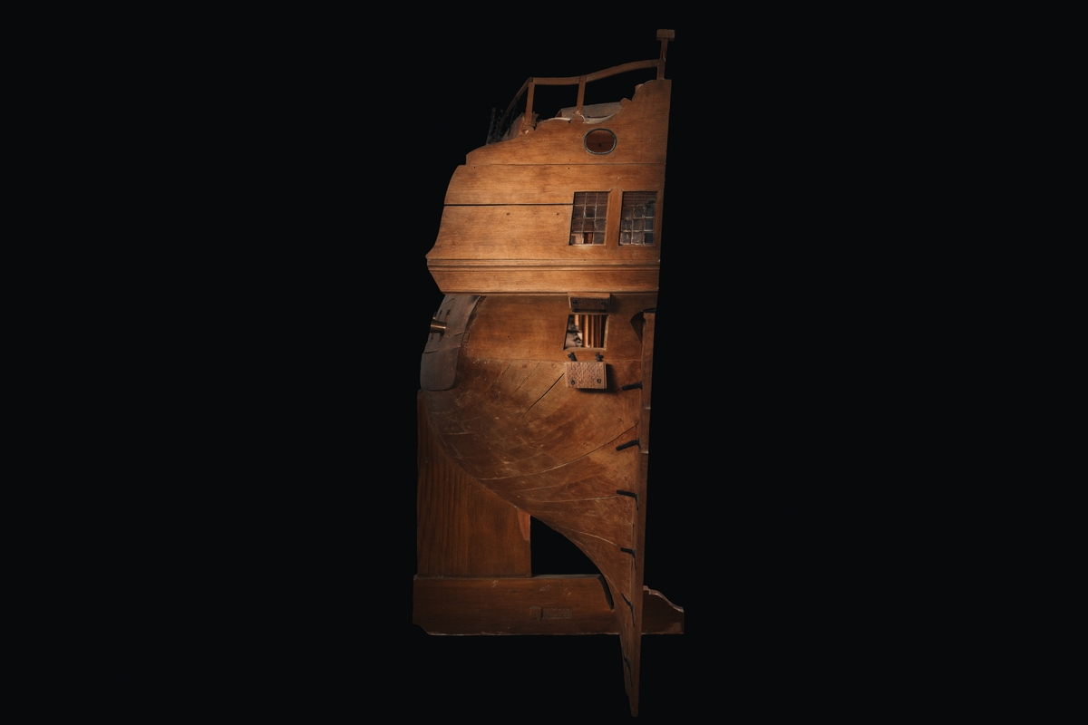 Långskeppsgenomskärning av ett 60-kanonskepp, typ kronprins Gustav Adolf.
Modellen är av trä och omålad, bestyckad med 28 st. metallkanoner. Den är utförd i 1:16 skala och visar inredningen från kölen till relingen.