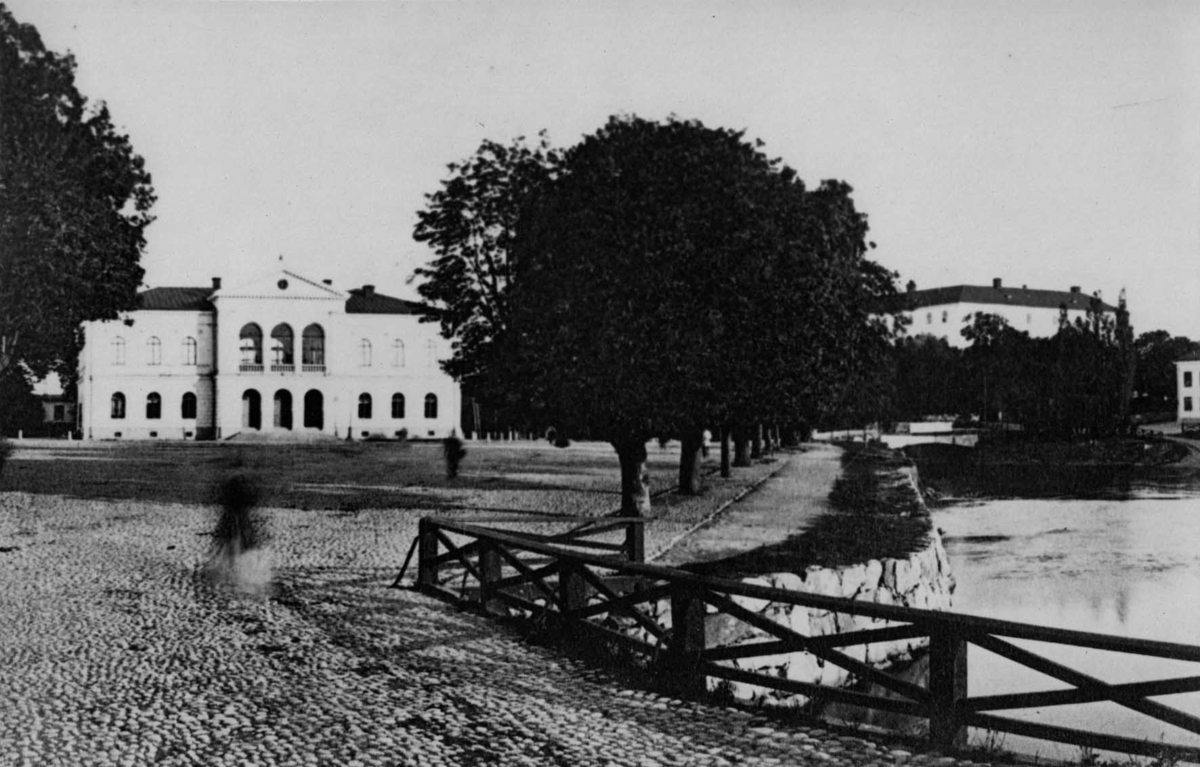 Foto från Lillåuddsbron med Fiskartorget, rådhuset, Svartån och slottet.