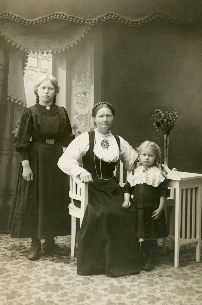 Signe Myhre med to av døtrene sine, sannsynlegvis Ingebjørg t.v  og Kari.