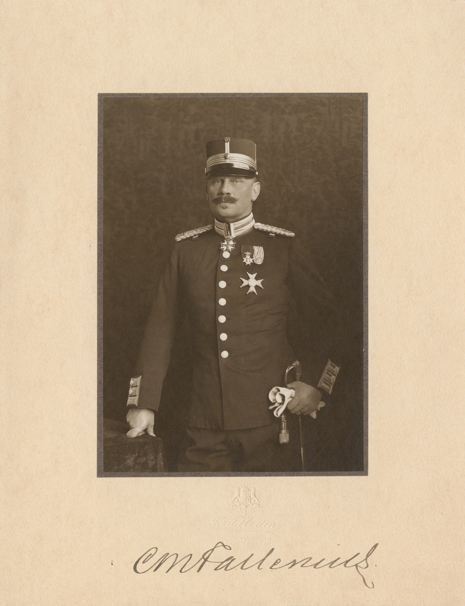 Porträtt av Constantin Magnus Hugo Fallenius, överste vid Göta livgarde I 2.

Se även bild AMA.0007265, AMA.0007298, AMA.0007304 och AMA.0007320.