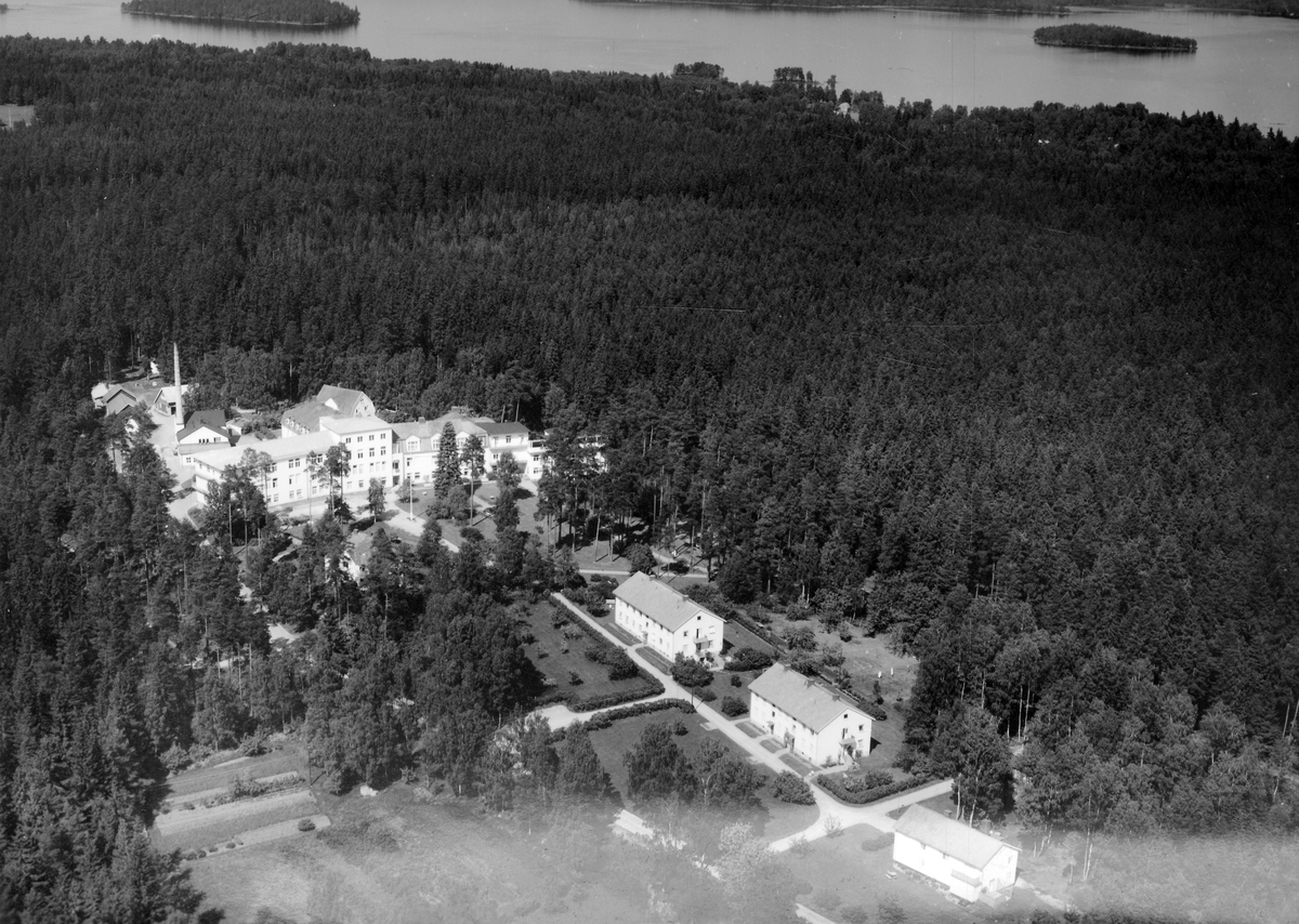 Kronobergs läns sanatorium, alt. Växjö sanatorium Lugnet, började byggas 1912 och stod klart 1914. Under 1930-talet utökades verksamheten vid sanatoriet men i och med botemedlet mot TBC på slutet av 1940-talet, började verksamheten avvecklas, för att slutligen läggas ner 1962. 
På 1980-talet genomfördes stora renoveringar av byggnaden och på 1990-talet flyttade Växjö Waldorfskola in i det tidigare sanatoriet. 2003 genomfördes en ny ombyggnation när skolan flyttade ut och det gamla sanatoriet blev en lägenhetsbyggnad.