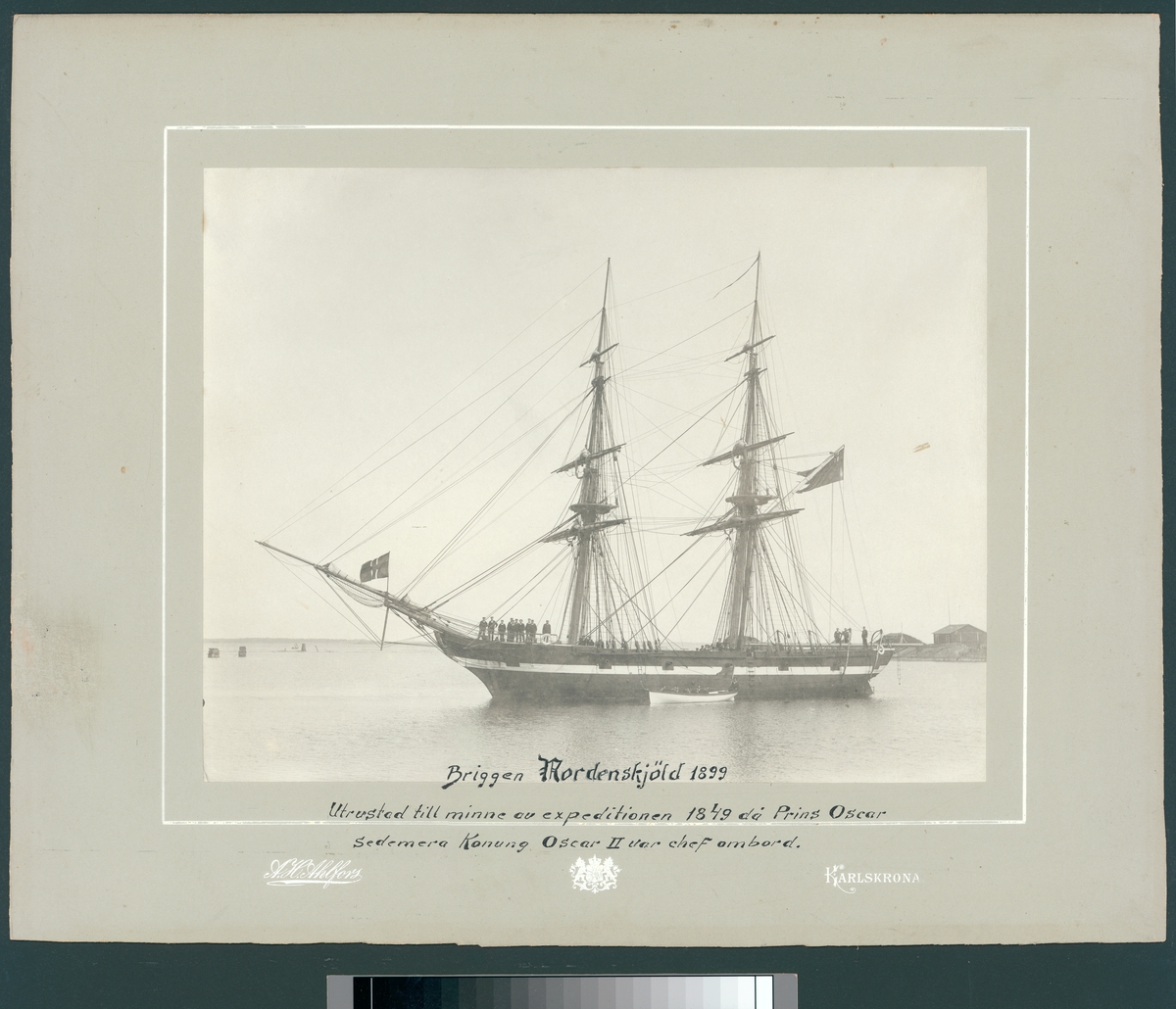 Bilden visar briggen Nordenskjöld från babordssidan till ankars i Karlskrona. Briggen är utrustad till minne av expeditionen 1849 då Prins Oscar senare Konung Oscr II var chef ombord.