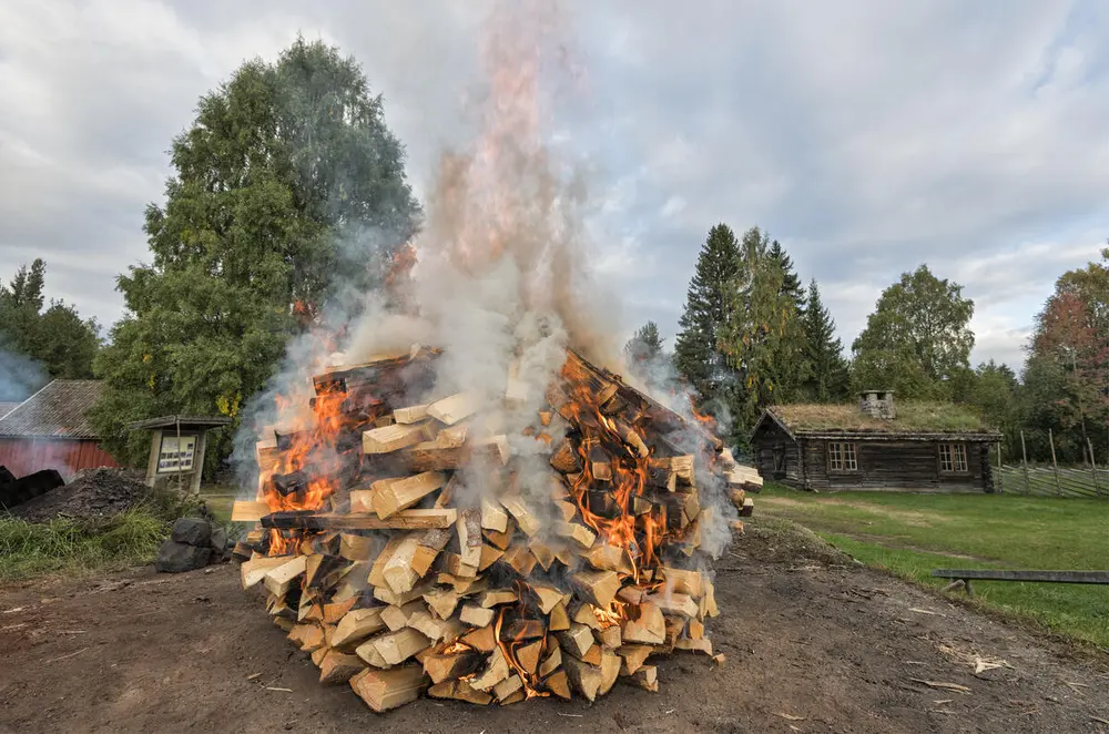 Stort bål under tjærebrenning.