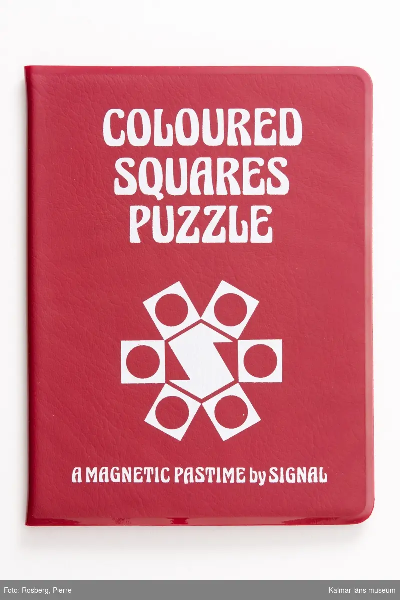 KLM 35599:4. Magnetiskt spel, av plast. Coloured squares puzzle.