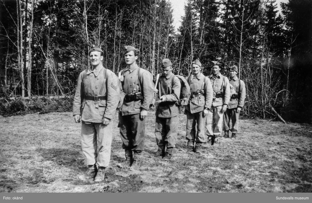 "Staps. laget lag. Korp. Strömseth." (Bildtext i fotoalbum. Ägare Emil Tessem, Steinkjer.)Baggböle vårvintern 1945.