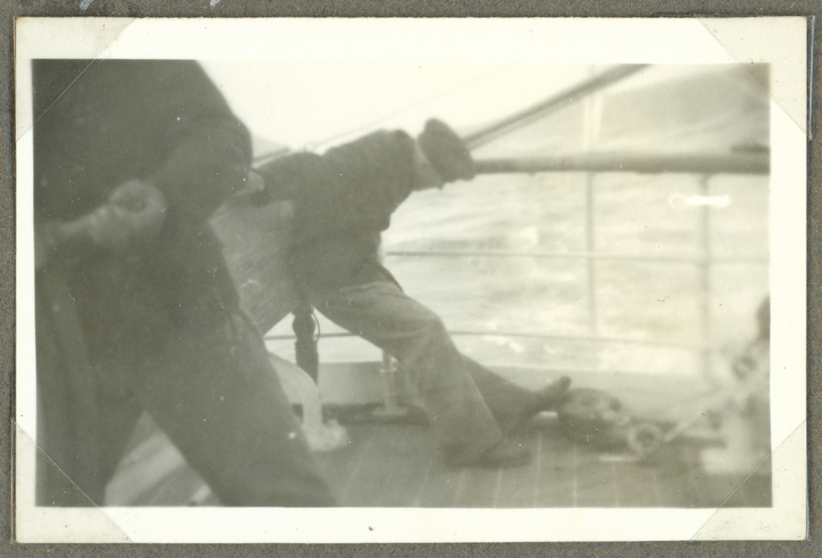 Bilden visar en sjöman som har det svårt all hålla sig på benen ombord på ett fartyg.