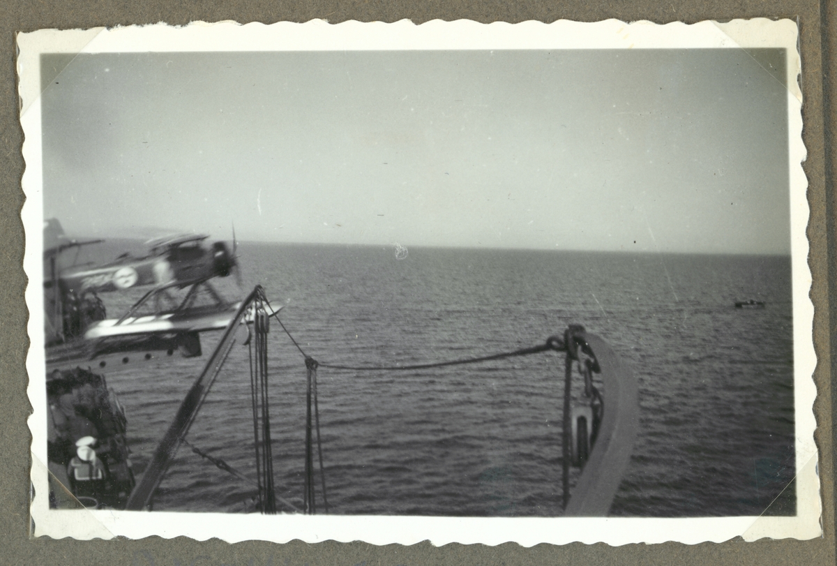 Ett sjöflygplan skjuts iväg med katapult från flygplanskryssaren Gotland.
