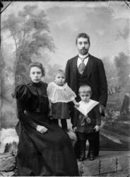 Baker Bjerke fra Hønefoss med sin frue og sine to barn