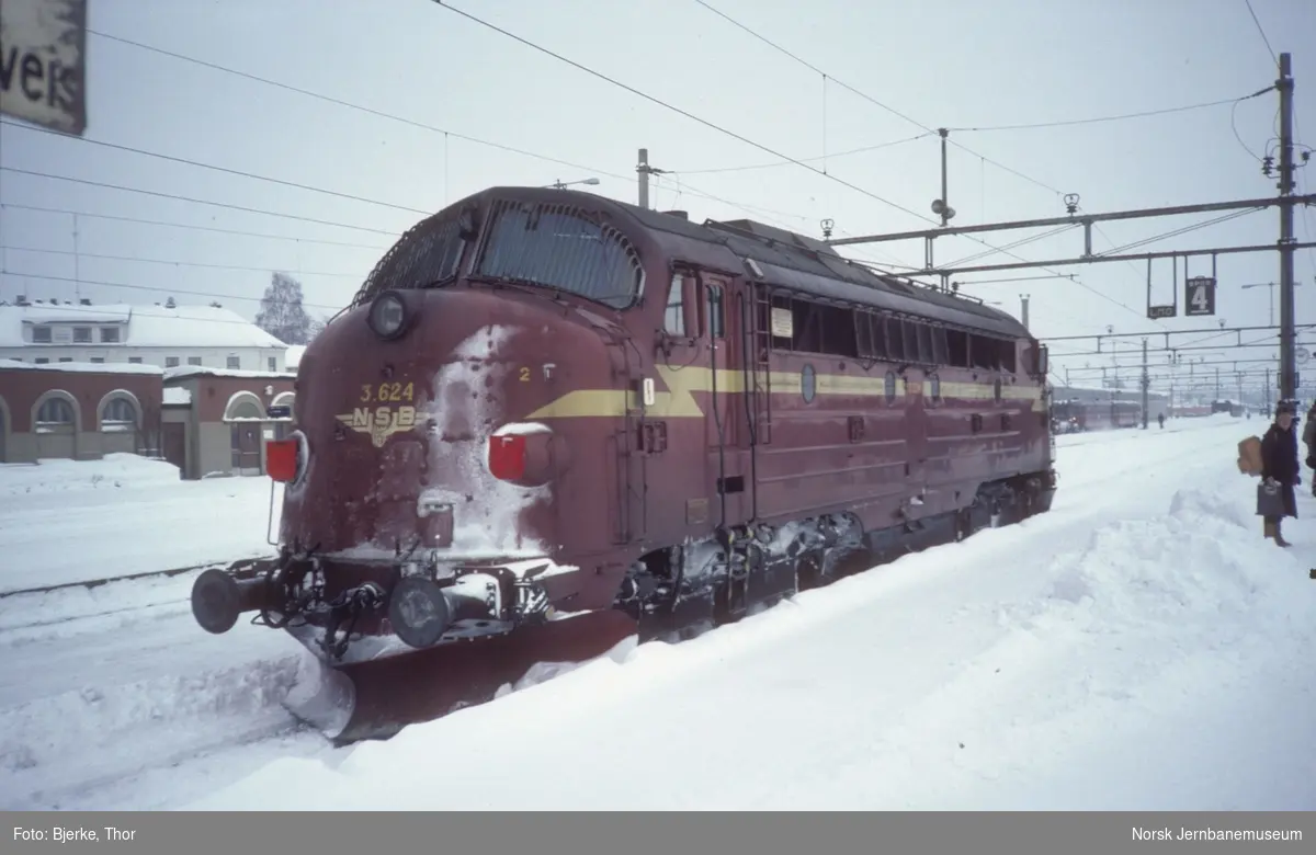 Diesellokomotiv Di 3 624 på Hamar stasjon