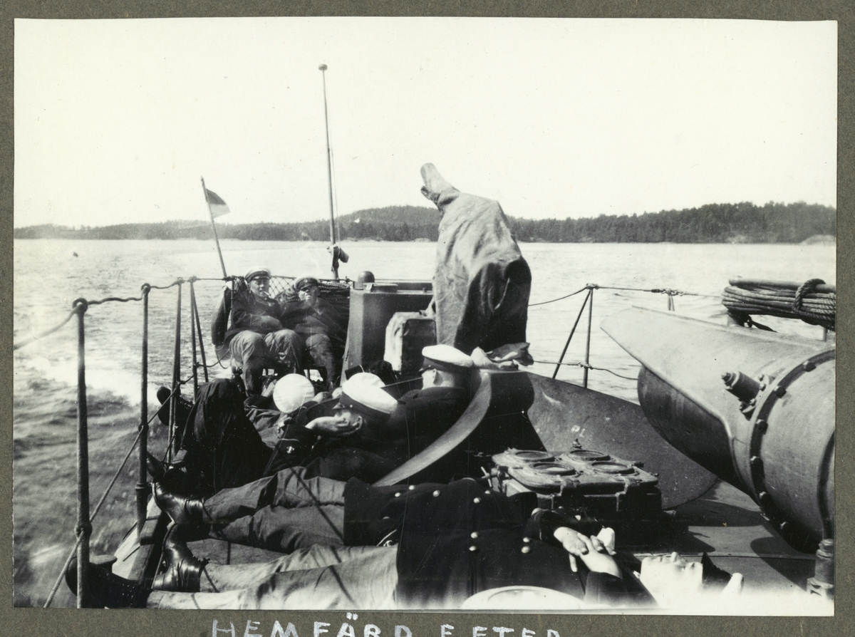Bilden visar besättningen på en torpedbåt som vilar på akterdäcket under hemfärden.