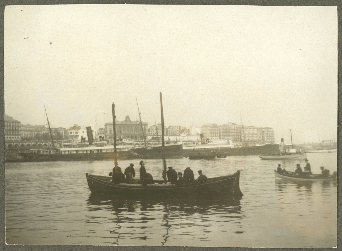 Bilden visar småbåtar i Algers hamn.