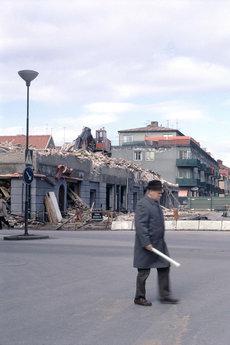 Skandiahuset på Källgatan rivs i april 1971.