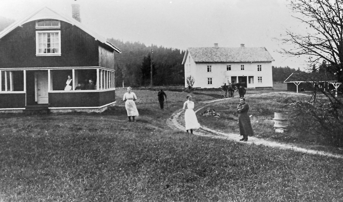 Hytta til venstre brukes til søndagsskole.
Thora Teien (t h) kjøpte Gamle Eid 1917/-18. Søster Hildur fra Modum.