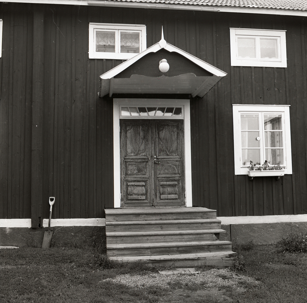 Ett brokvistöverstycke över ingången till ett boningshus i trä, Trönö 1978.