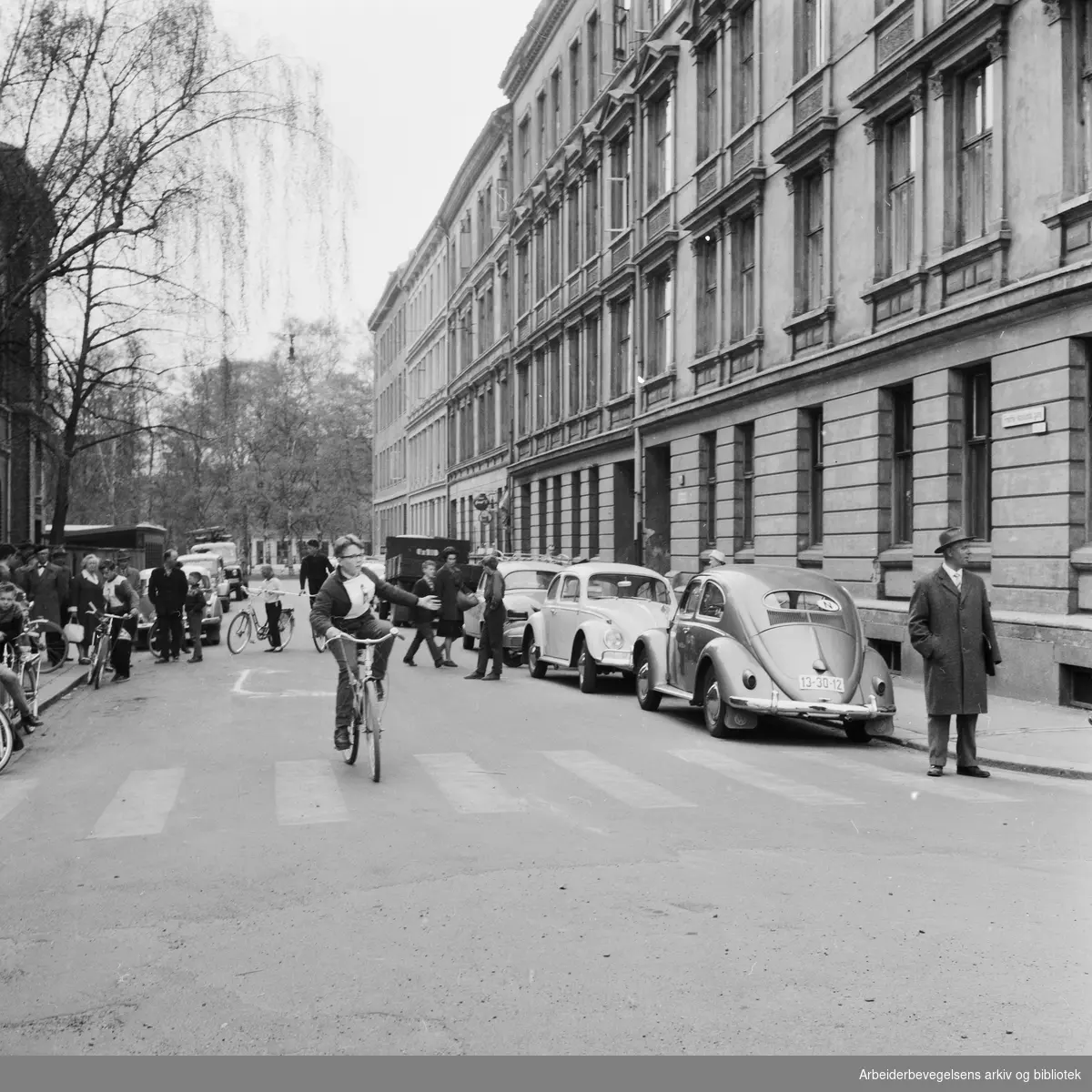 Oslo-skolenes sykkelfinale 1962, med start fra Grünerløkka skole. Fredrik Haslunds gate. Mai 1962.
