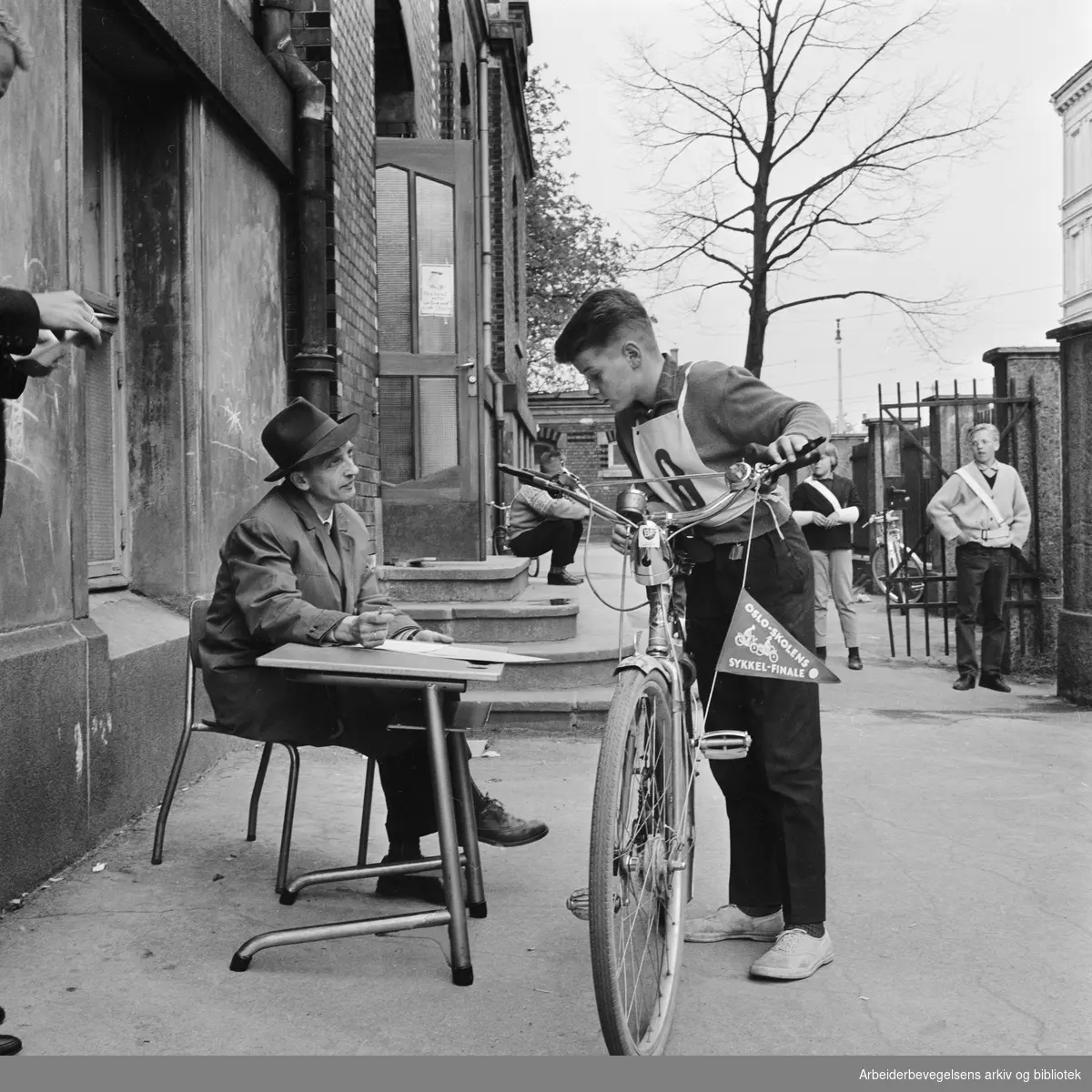 Oslo-skolenes sykkelfinale 1962. Start fra Grünerløkka skole. Mai 1962.