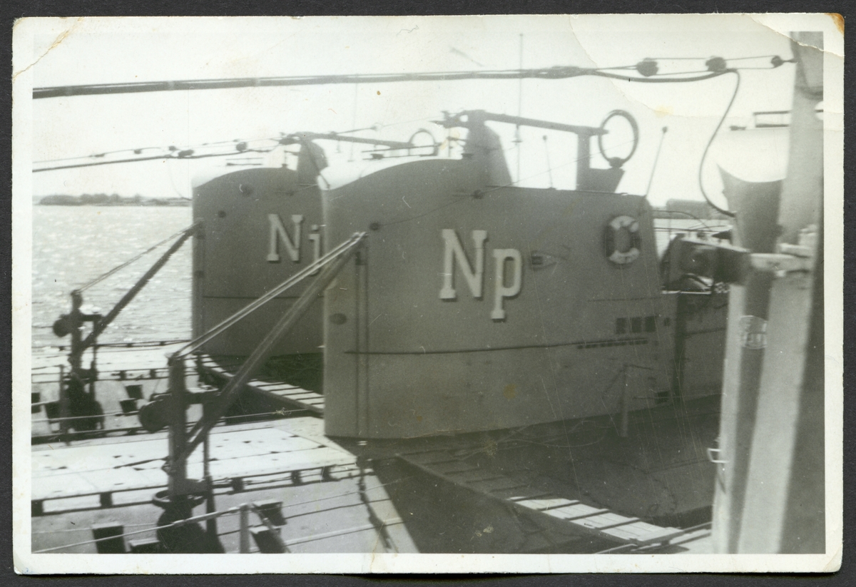 Bilden visar ubåtarna Najad och Neptun som ligger förtöjt bredvid varandra.