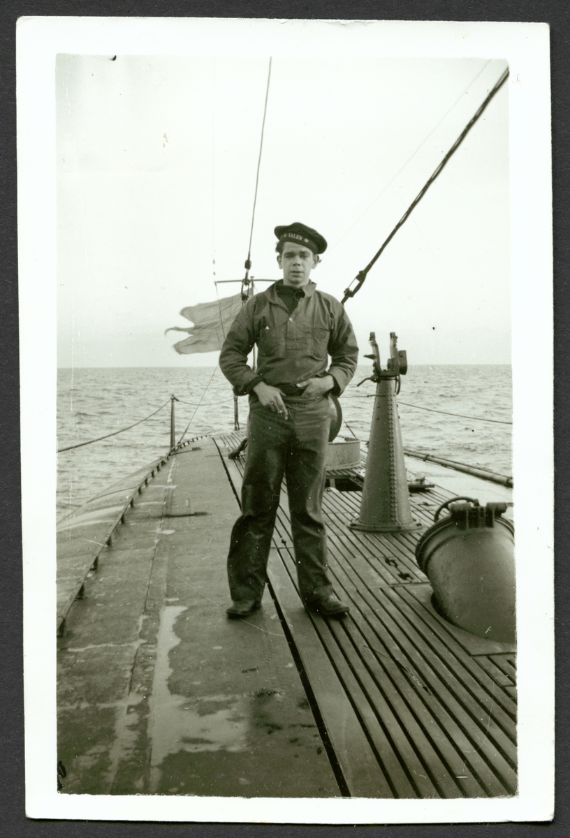 Bilden föreställer en sjöman på däcket av ubåten Valen.