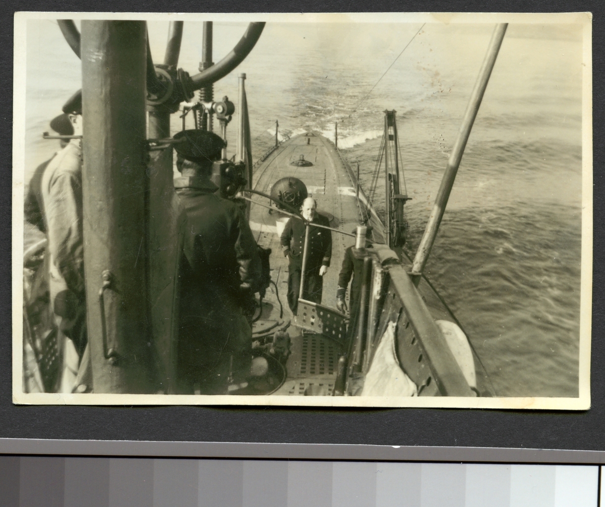 Bilden visar svenska sjöofficerare på däck av ubåten Najad till sjöss.