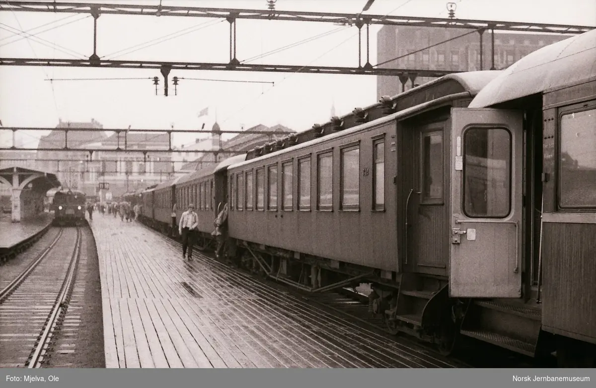 Persontog til Moss, kalt "Ormen Lange", på Oslo Sentralstasjon