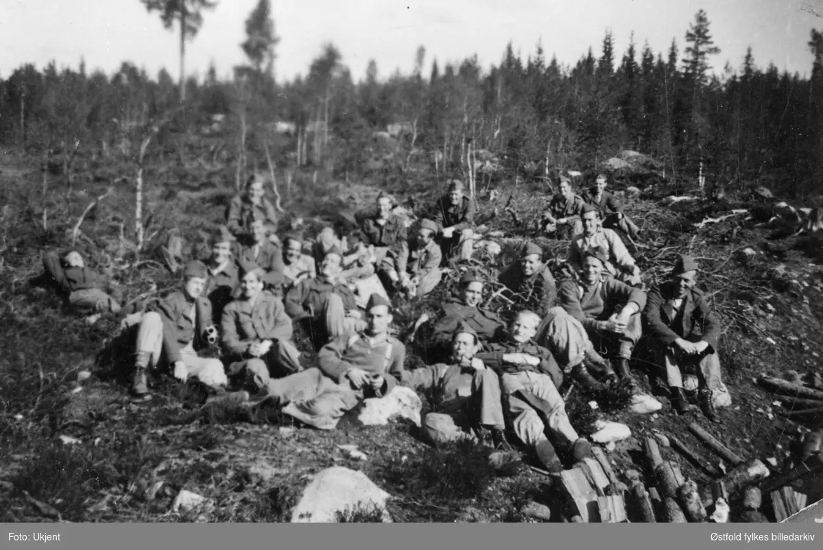 "Gutta på skauen", Hjemmestyrkene, Greåker-gutter i Sverige ca. 1944-45. De slapper av etter ei treningsøkt.