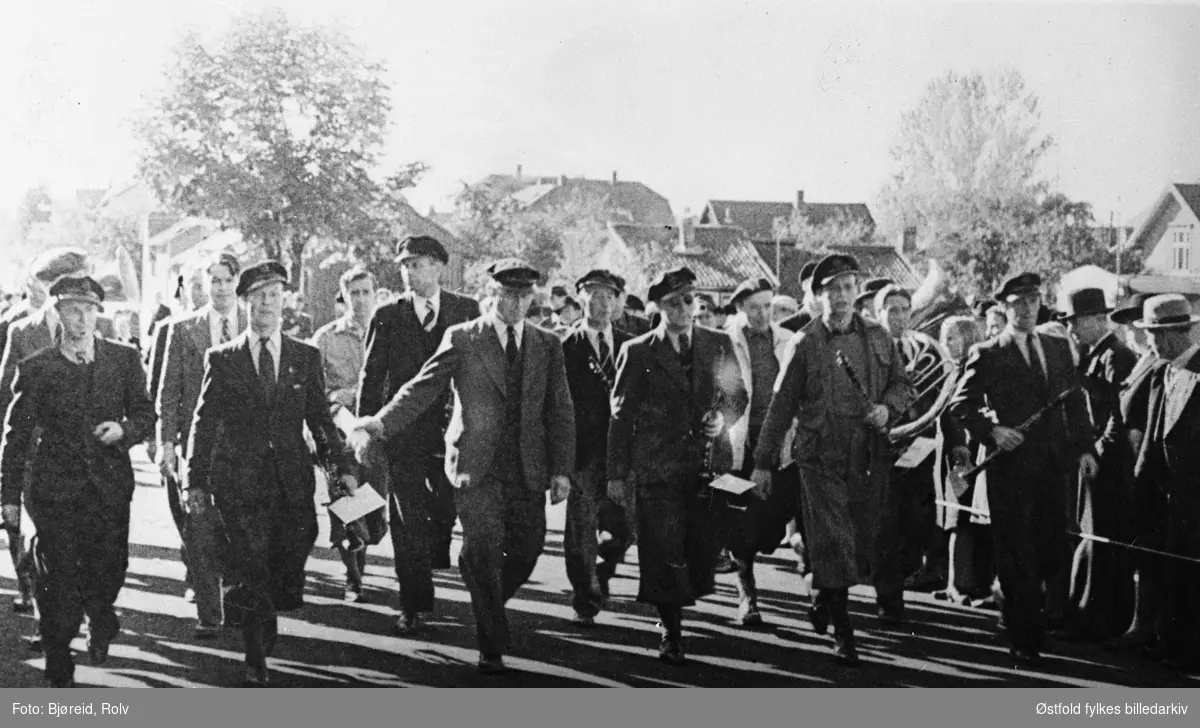 Da freden "brøt løs" i maidagene 1945. Musikkorps marsjerer i parade.