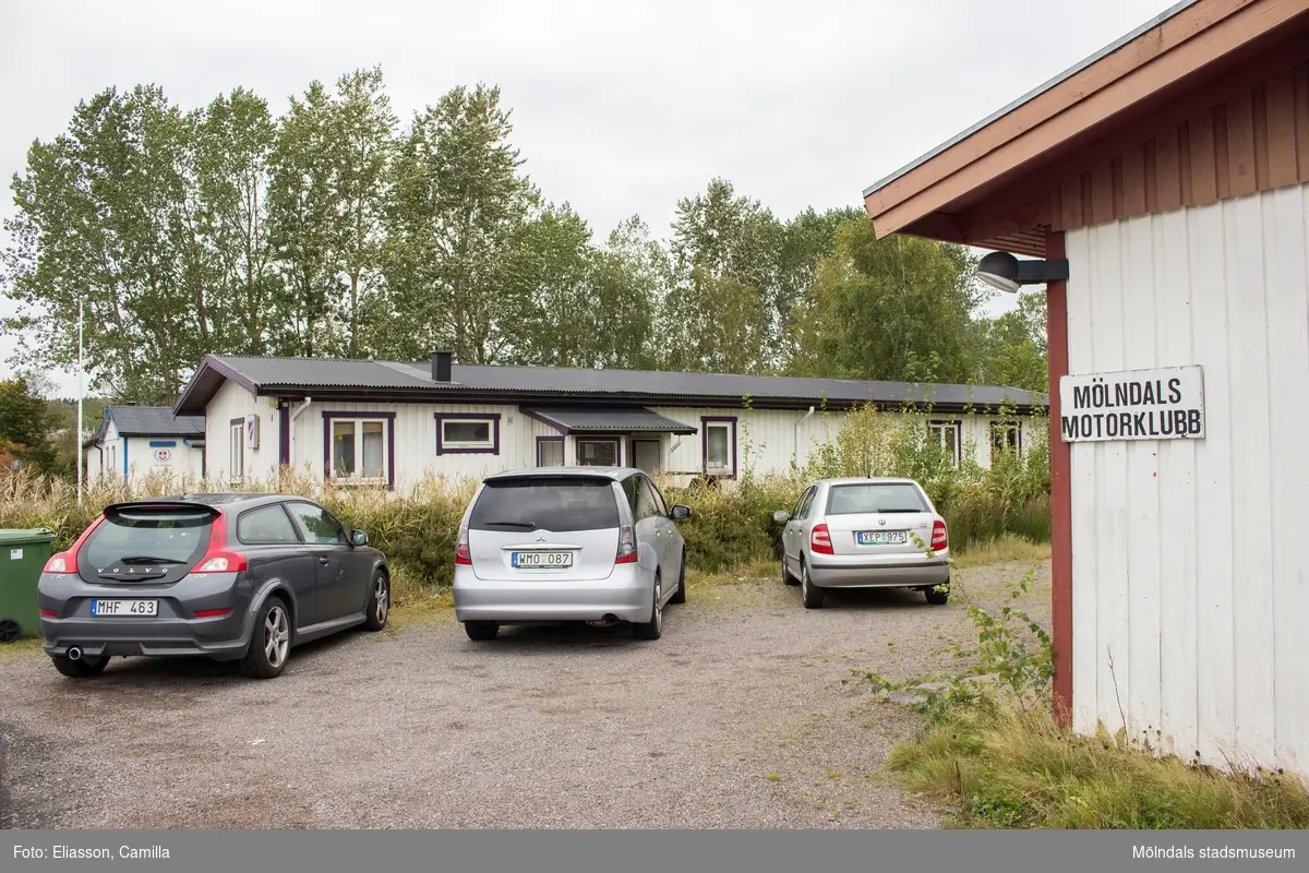 Ett par bilar står parkerade utanför Mölndals Motorklubbs klubbstuga med adress Idrottsvägen 17 i Åby, Mölndal, den 11 oktober 2016.