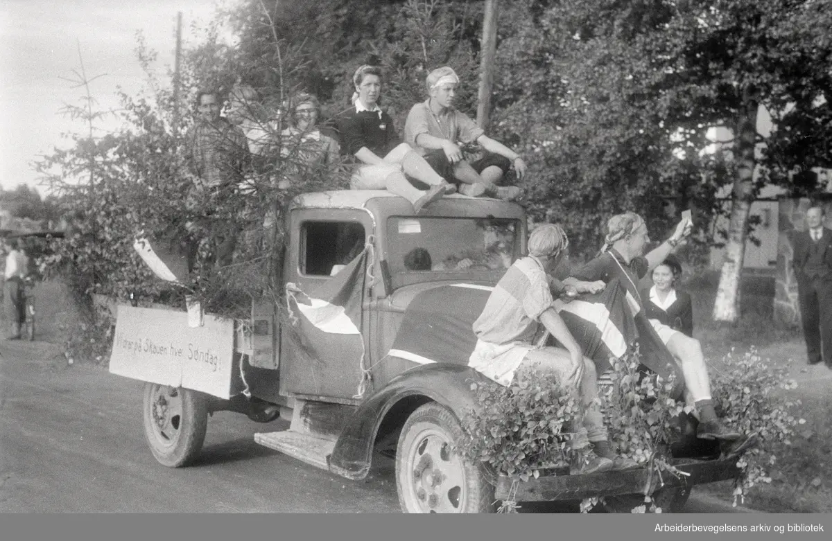 Lørenskogdagen. Den blomsterpyntede bilkortesjen. Juli 1947