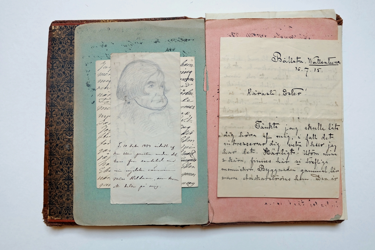 Bokpärm i präglat läder. Innehåller brev till Ester Hammarstedt, tidningsutklipp och några teckningar.