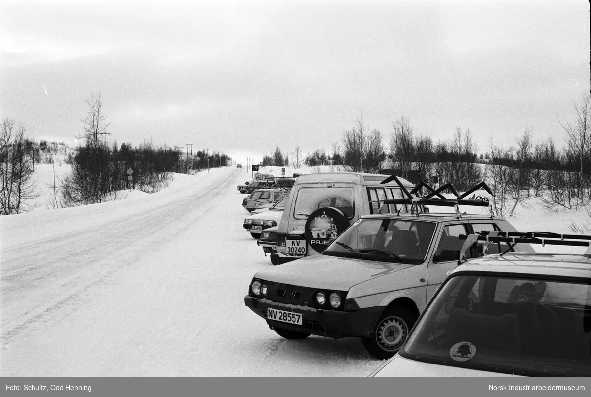 Biler står parkert ved Morenetaket vinterstid.